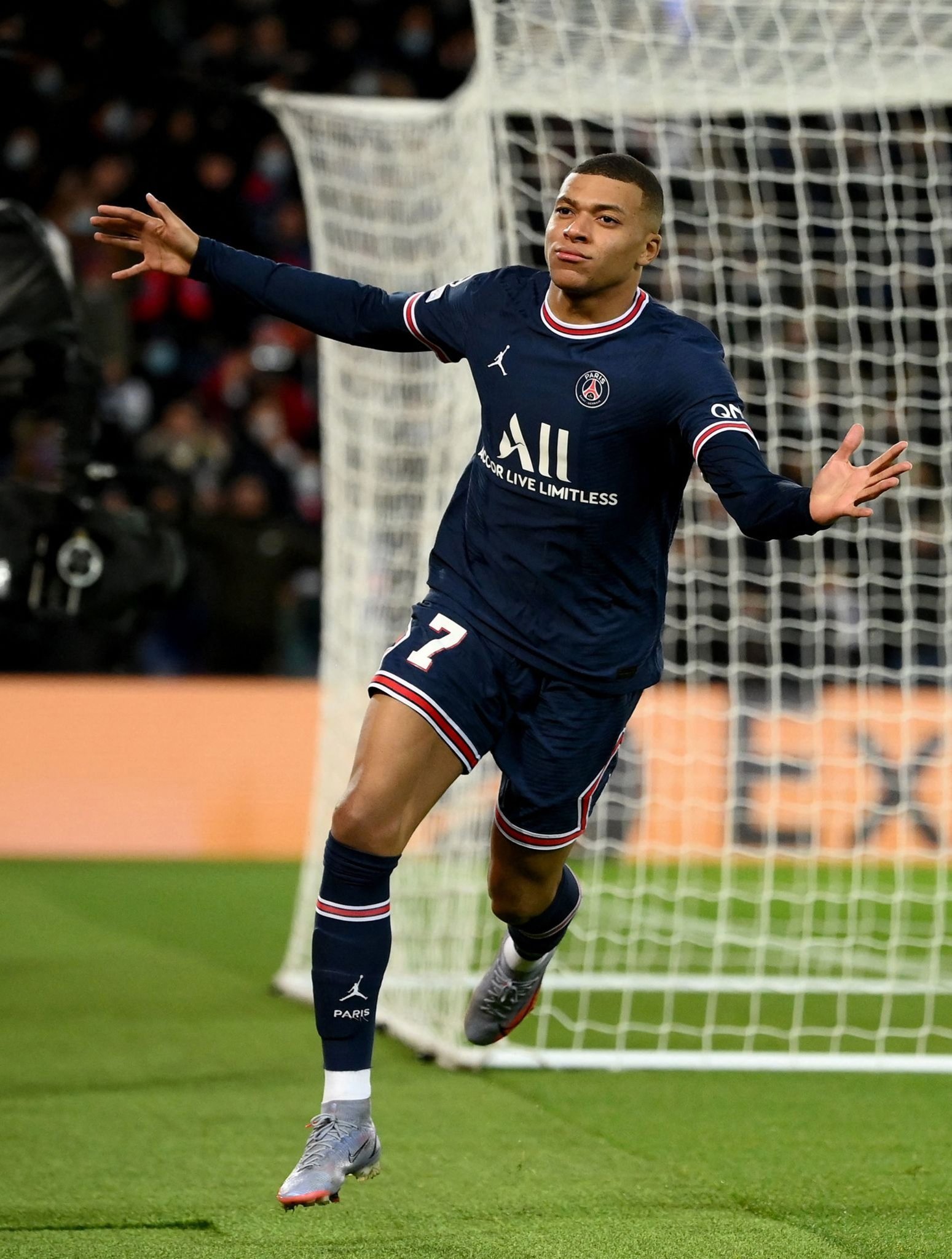 伯恩利的三 伯恩利的三